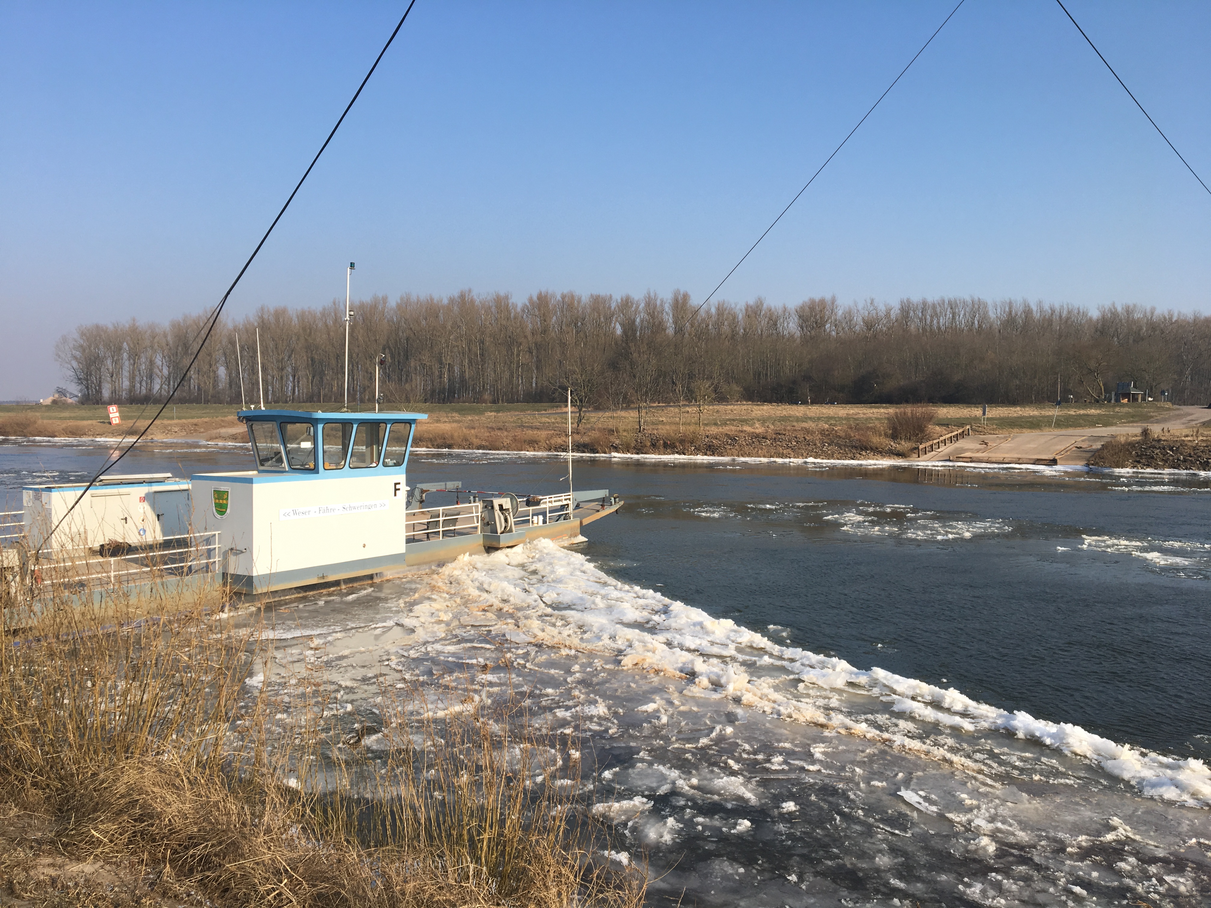 Aufgestautes Eis an der Weserfähre Schweringen